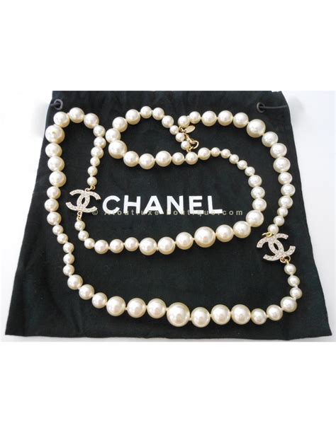 un collier en perle sautoir de coco chanel